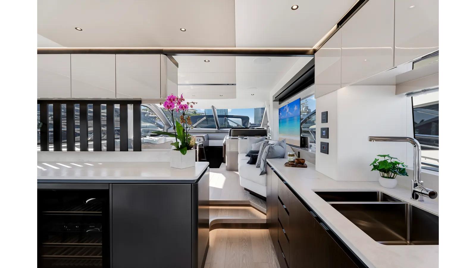 best yacht sales deals MANHATTAN 68 68