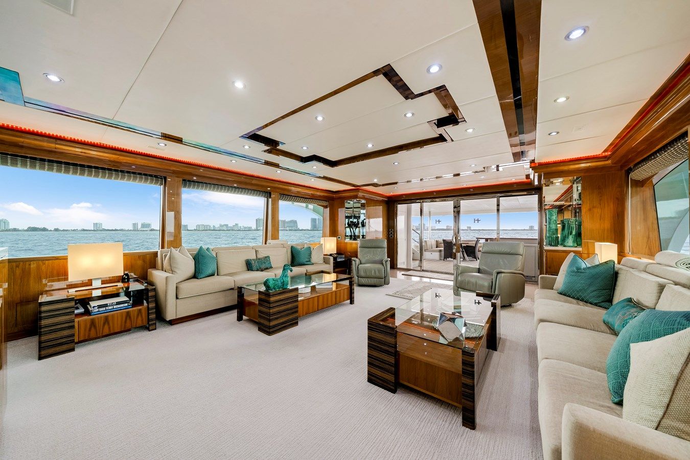 Купить яхту MESMERIZE 125 Raised Pilot House в Shestakov Yacht Sales