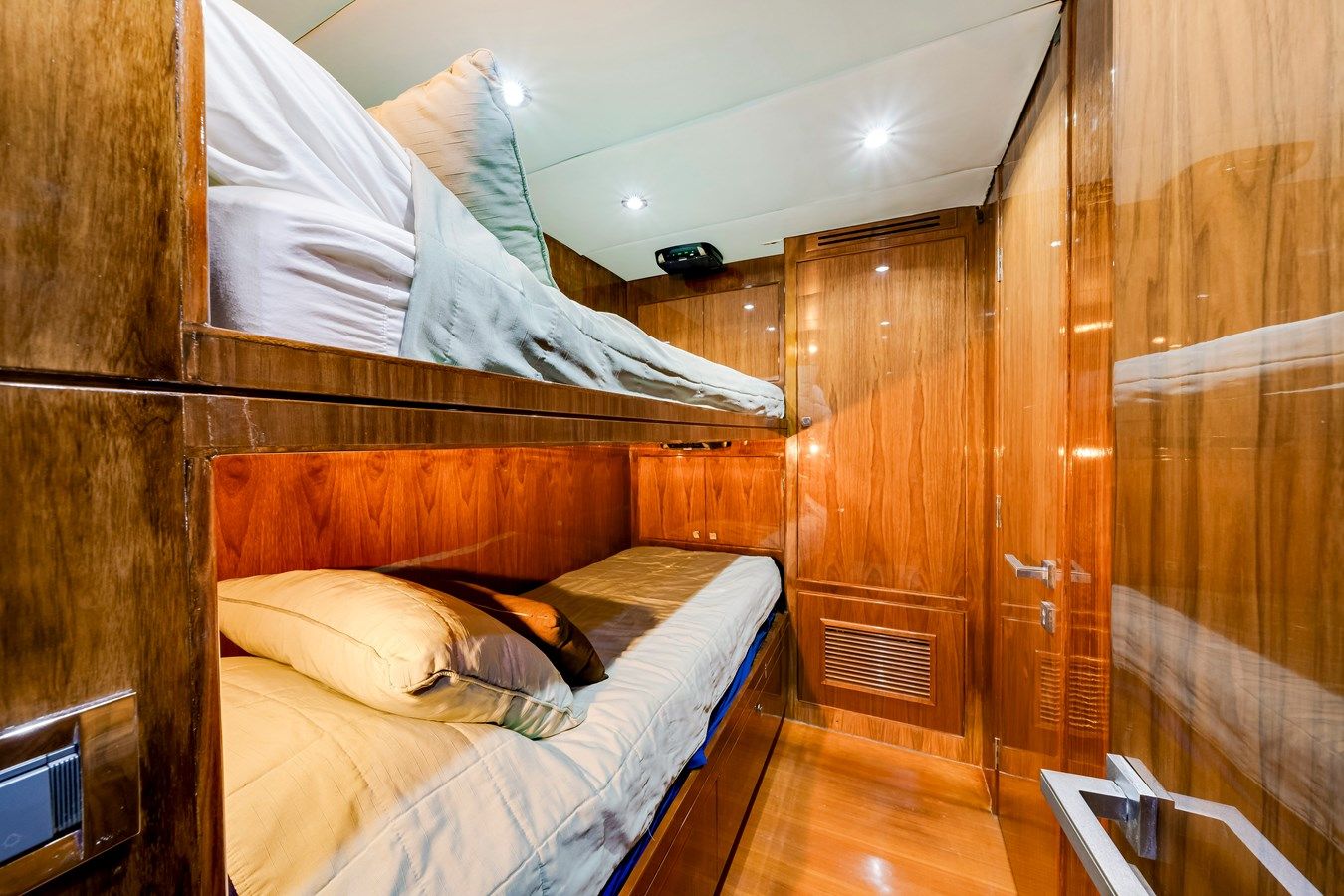 MESMERIZE 125 Raised Pilot House