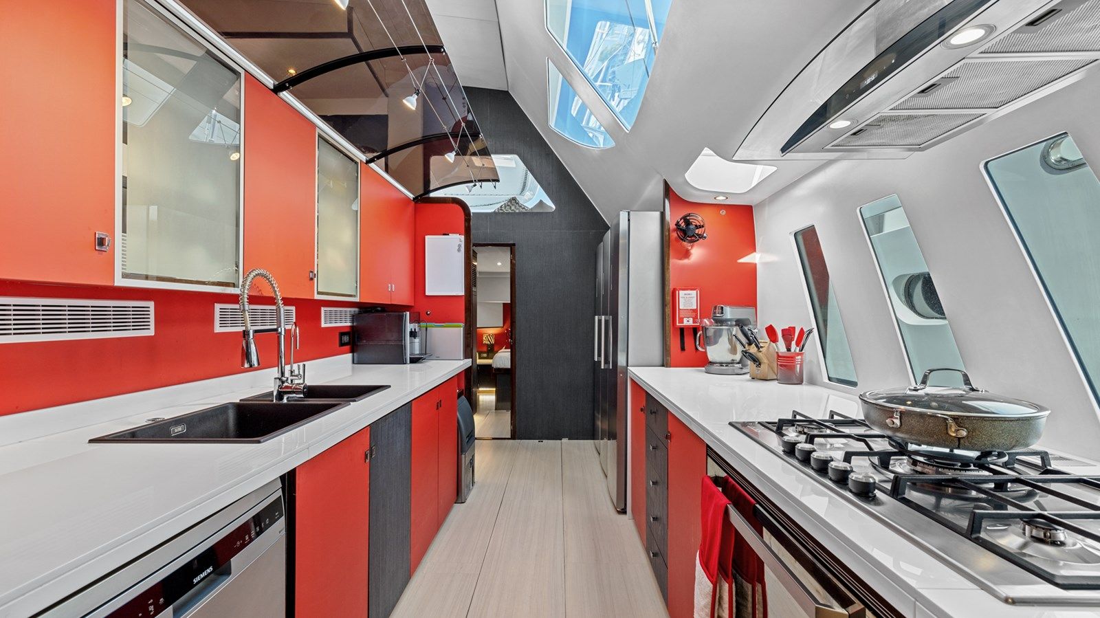 Продажа яхты Silhouette 800 - MYSTIQUE YACHTS