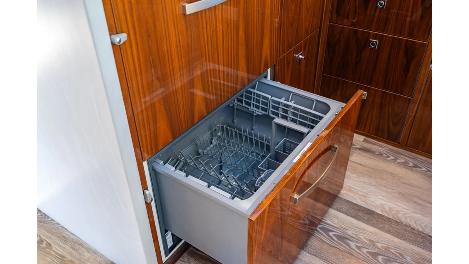 EL MAR V 6000 Sport Yacht Platinum Edition price