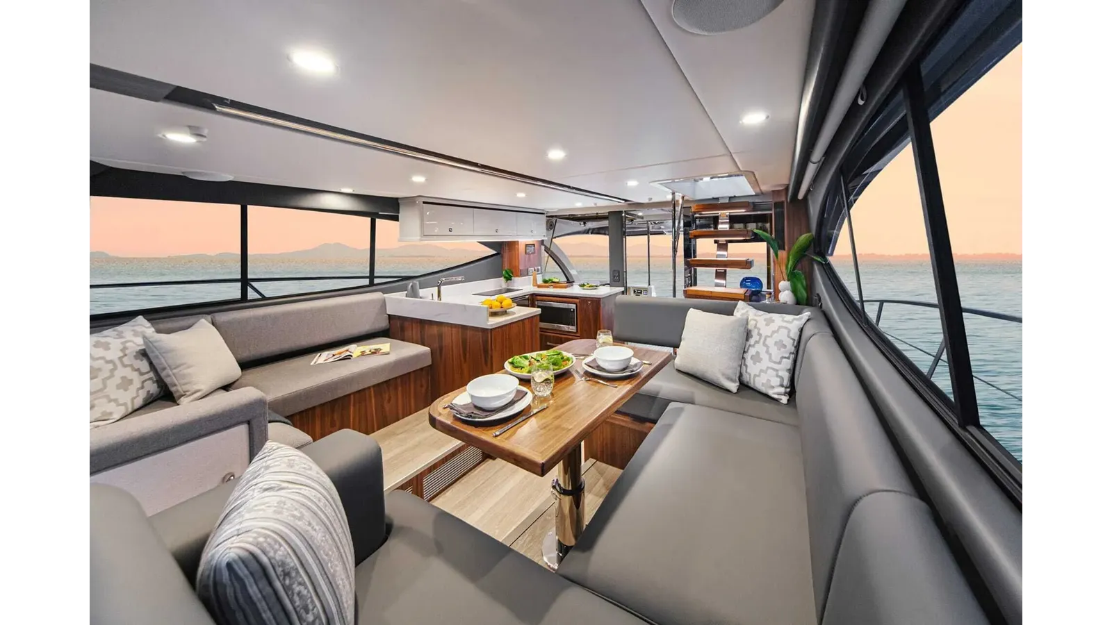 46 SPORTS MOTOR YACHT - Riviera price