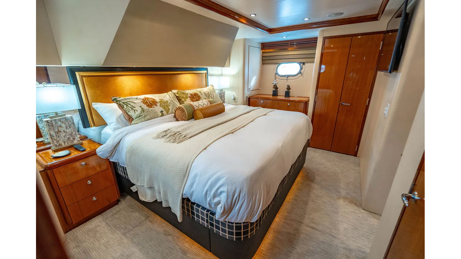 Купить LADY BELLA 64 Motor Yacht