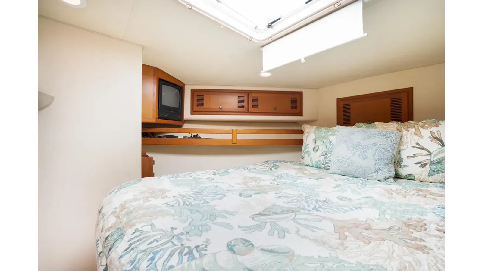 Buy a yacht 2000 Cabo 45 Express 2000