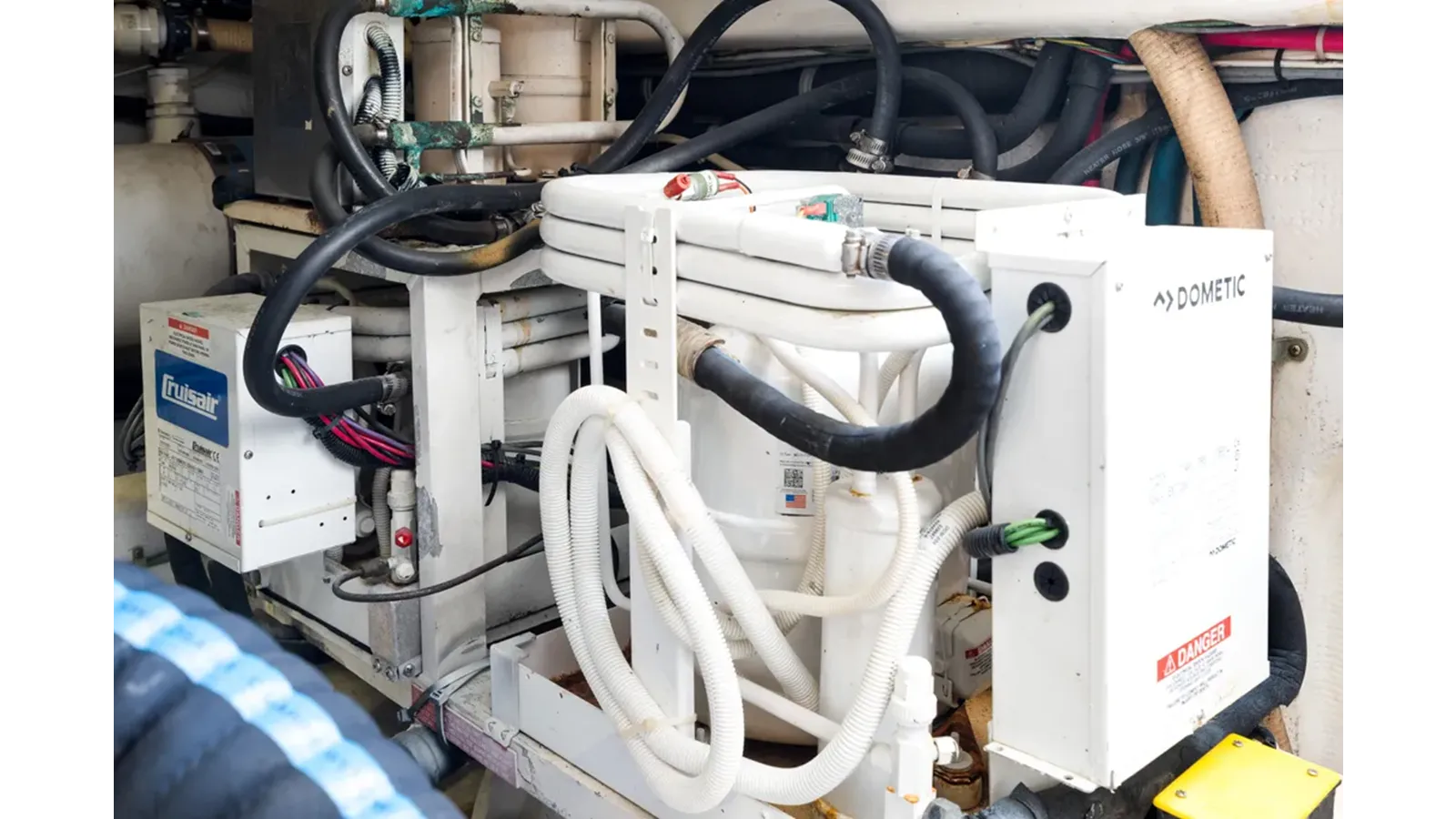 Buy a yacht 2000 Cabo 45 Express