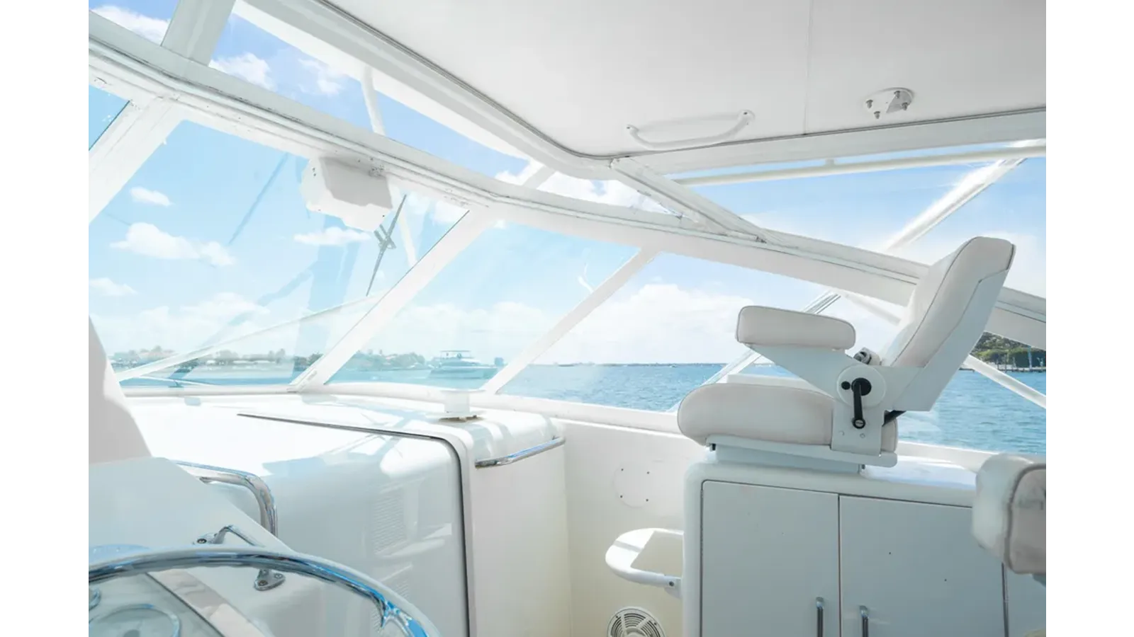 Buy a yacht 2000 Cabo 45 Express 2000