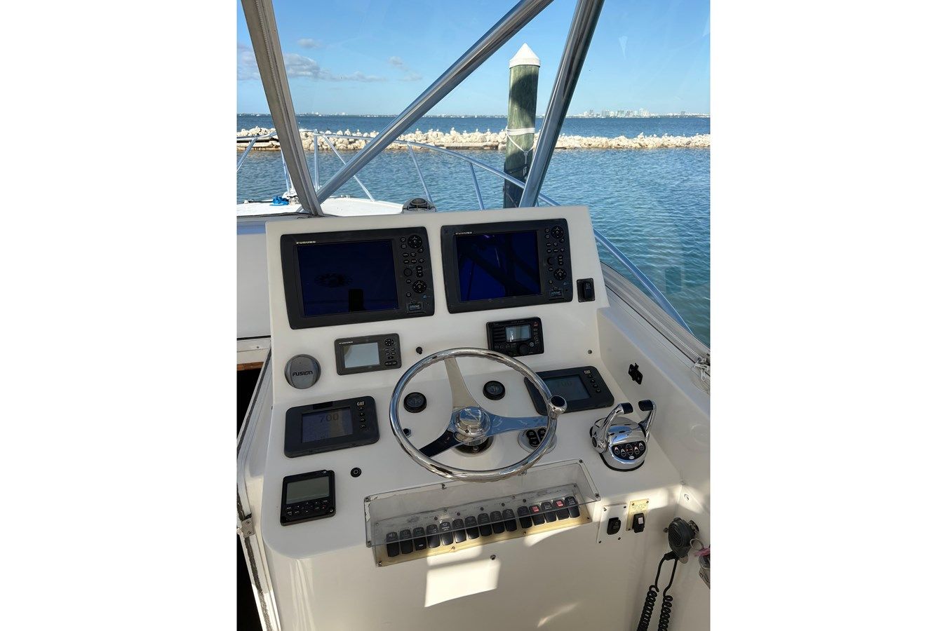 Купить яхту 2006 Topaz Express Cruiser 2006 в Shestakov Yacht Sales