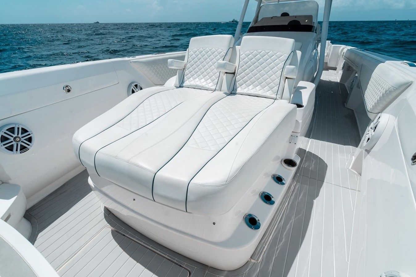 Лучшие предложения покупки яхты 40 2022 Intrepid 2022