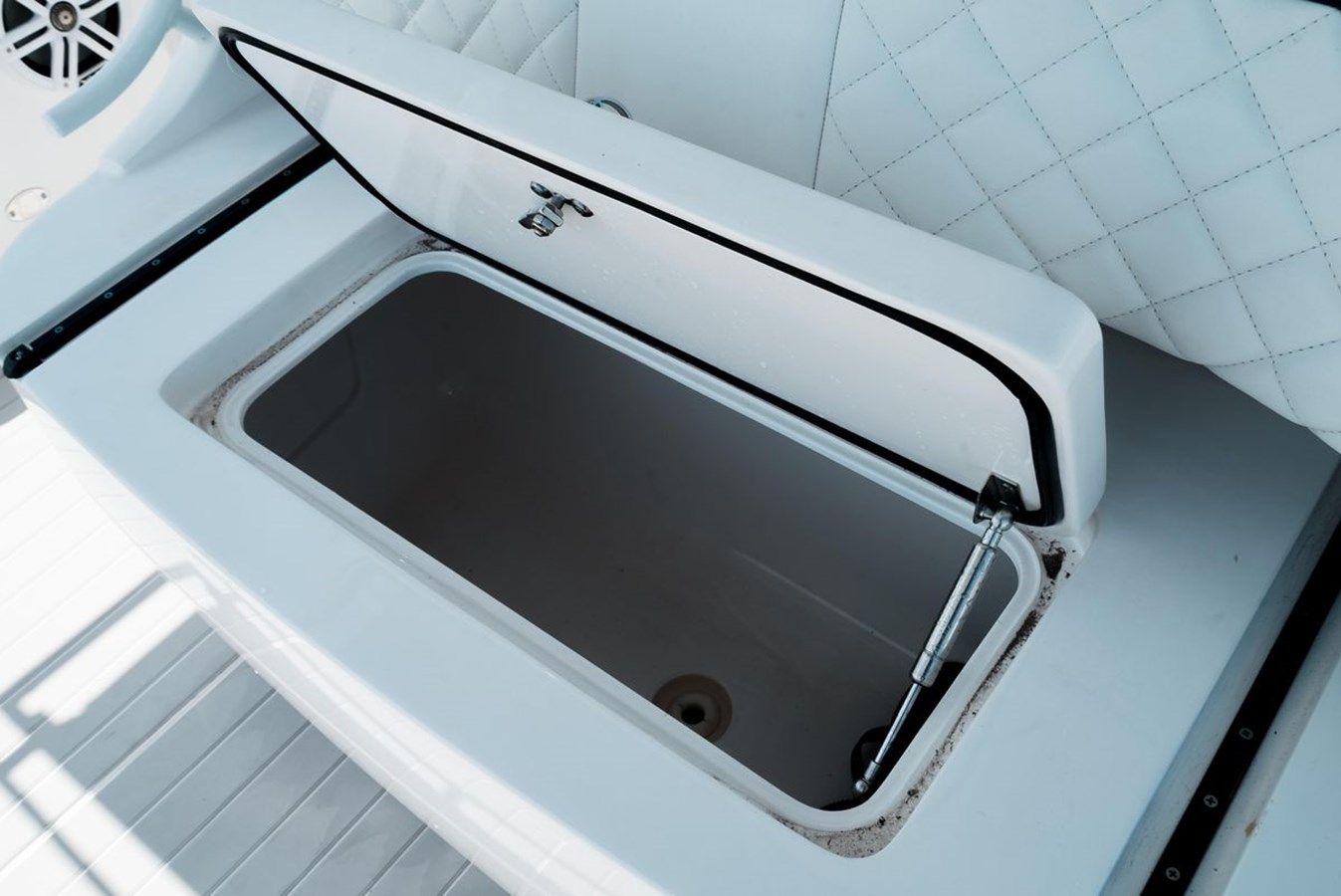 Стоимость яхты 40 2022 Intrepid