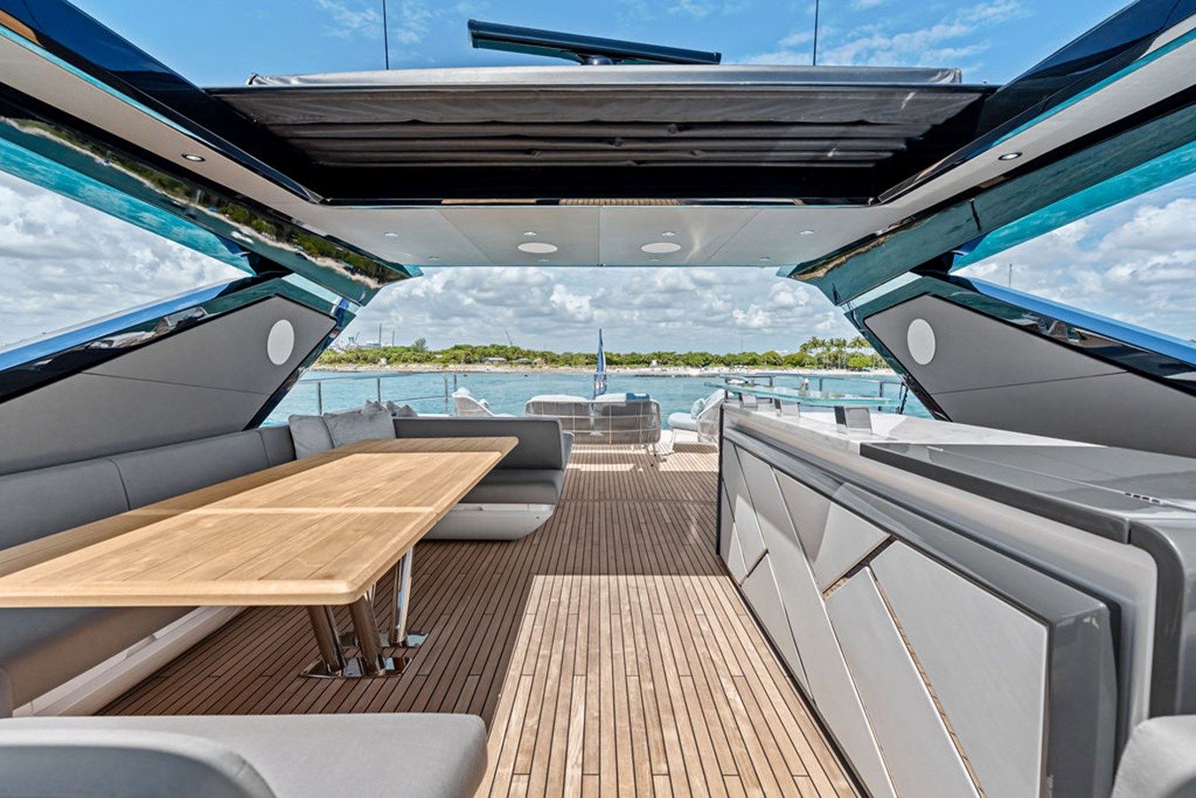 Купить яхту Dolce Far Niente - Sunseeker в Shestakov Yacht Sales