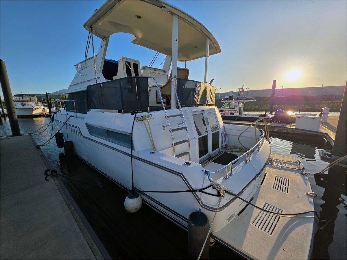 43' Carver 1995 430 Cockpit Motor Yacht 43 yacht sale
