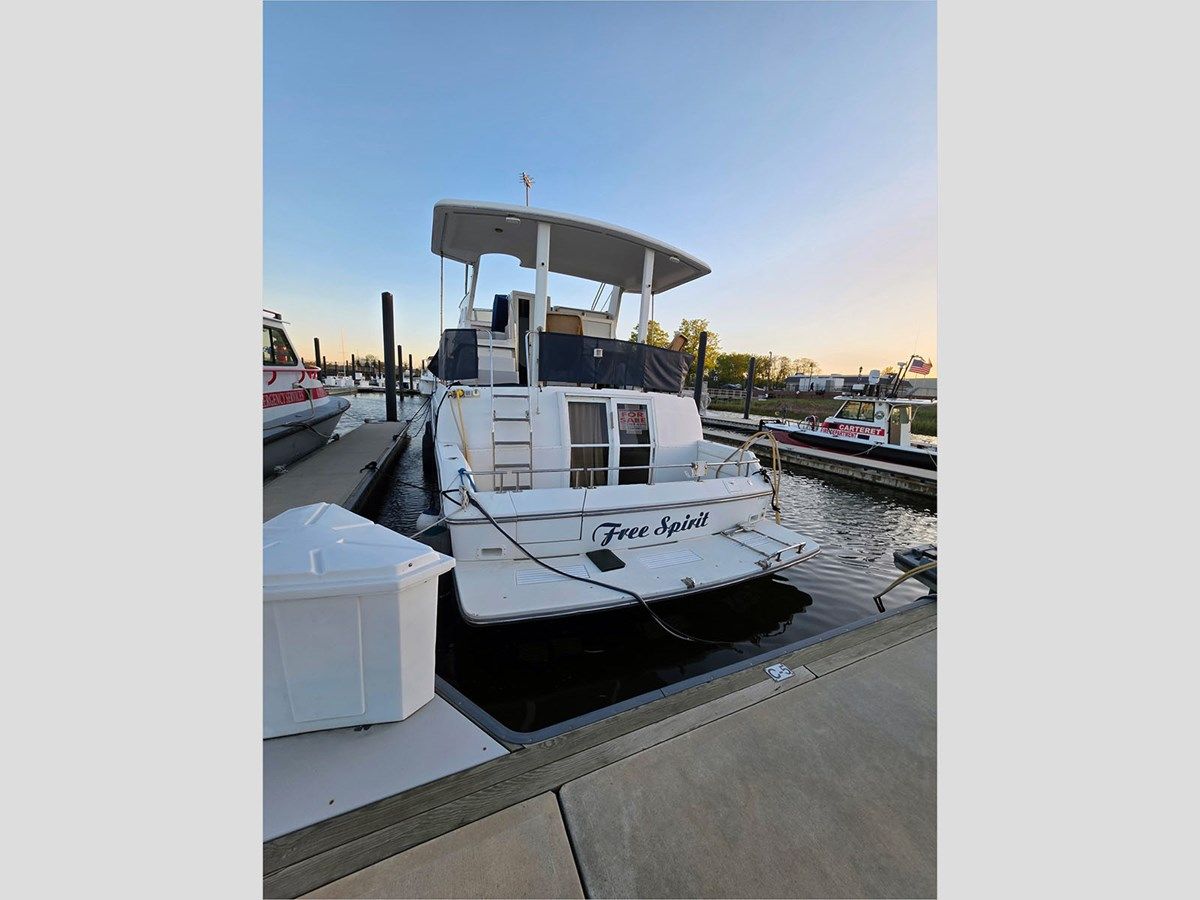 best yacht sales deals 43' Carver 1995 430 Cockpit Motor Yacht - Carver Yachts