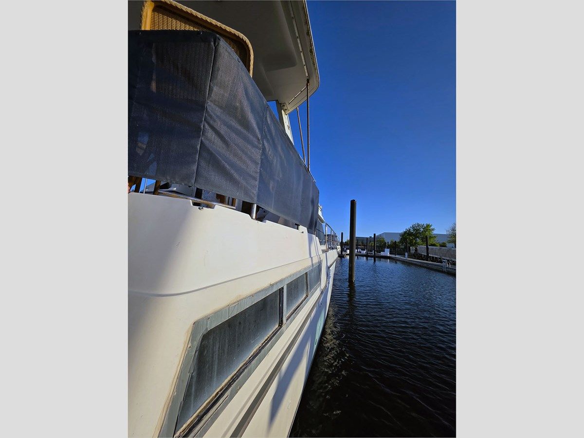 Buy a yacht 43' Carver 1995 430 Cockpit Motor Yacht 1995