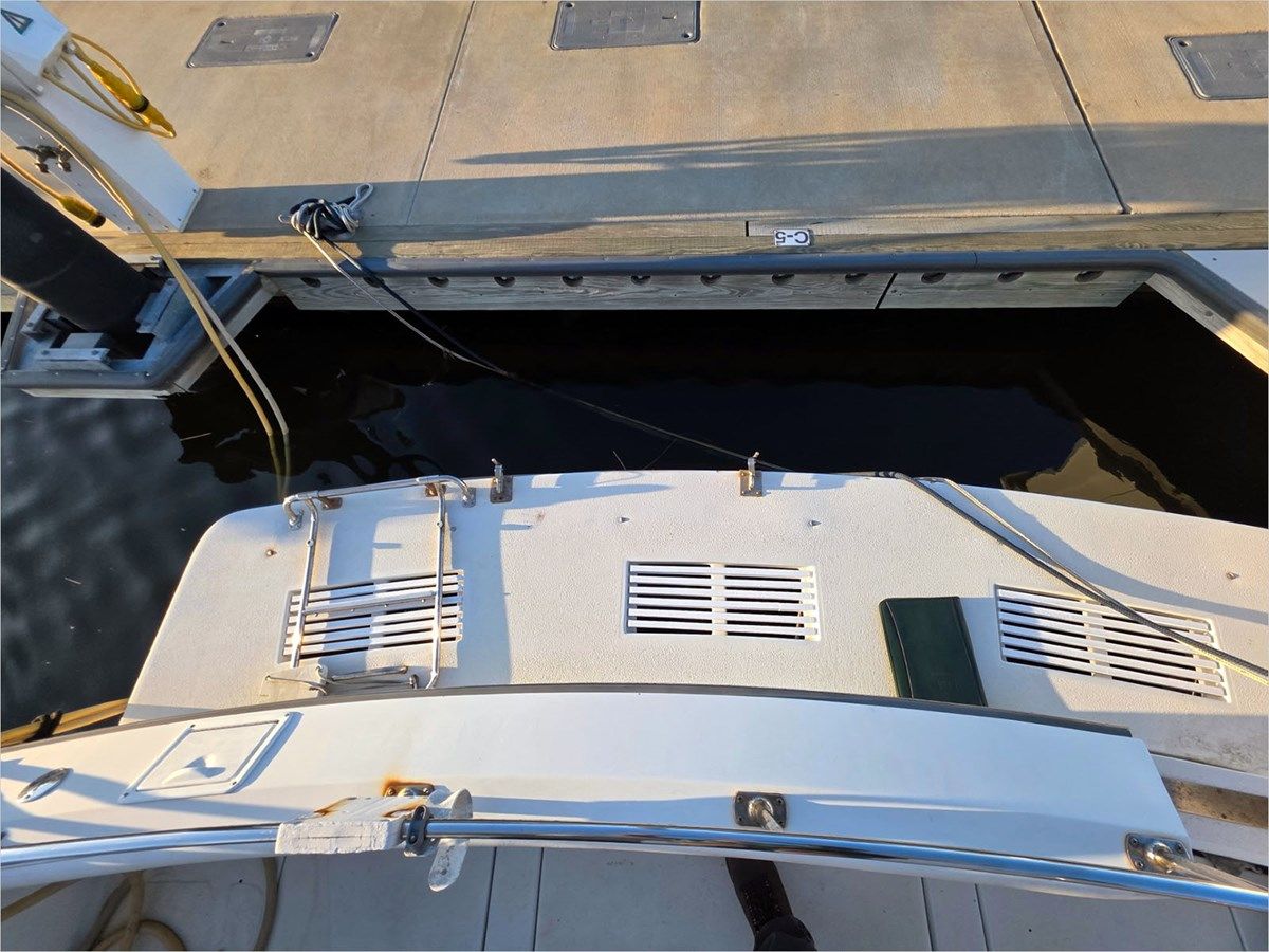 Buy a 43' Carver 1995 430 Cockpit Motor Yacht 1995 at Shestakov Yacht Sales