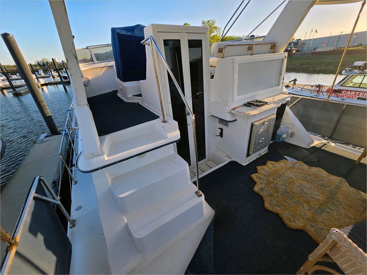 43' Carver 1995 430 Cockpit Motor Yacht yacht sale