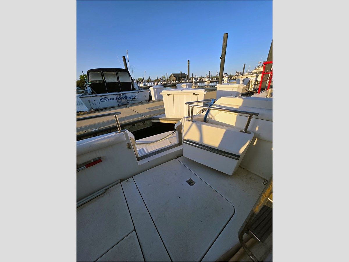 the best price on 43' Carver 1995 430 Cockpit Motor Yacht 1995
