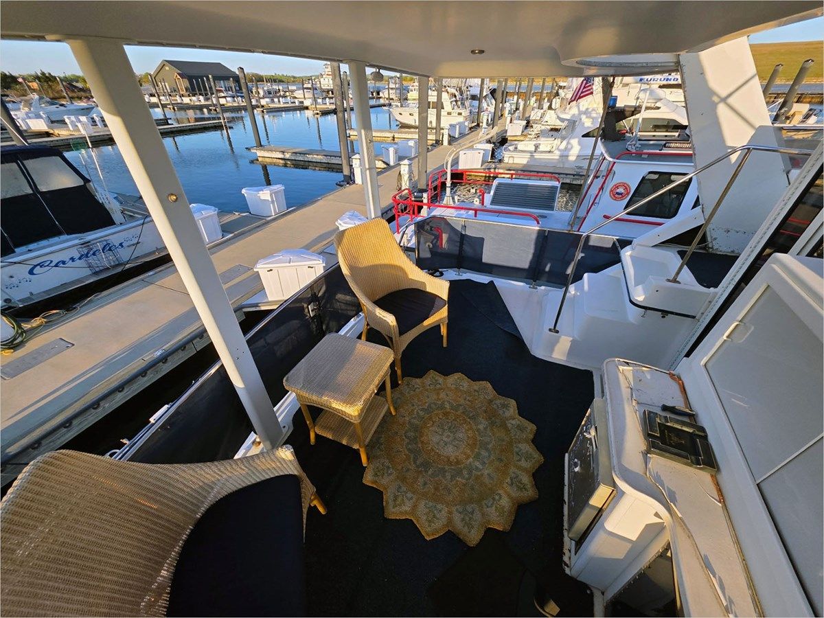 the best price on 43' Carver 1995 430 Cockpit Motor Yacht