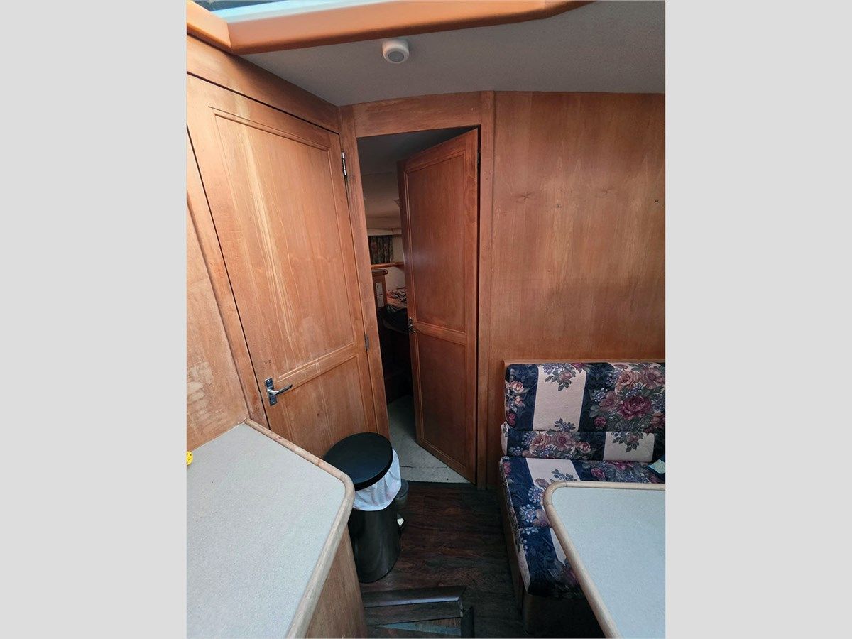 best yacht sales deals 43' Carver 1995 430 Cockpit Motor Yacht - Carver Yachts