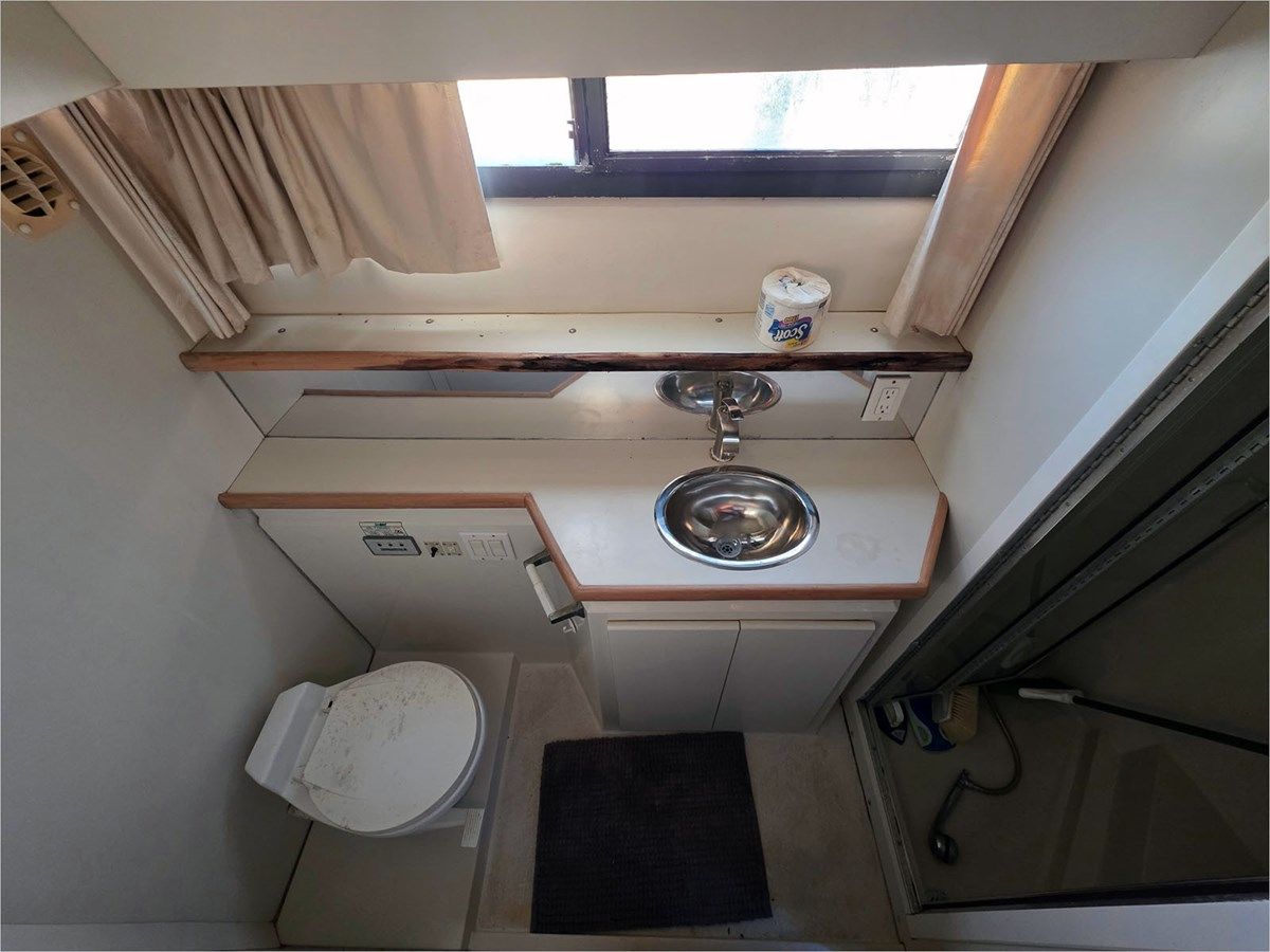 Buy a 43' Carver 1995 430 Cockpit Motor Yacht 43 at Shestakov Yacht Sales