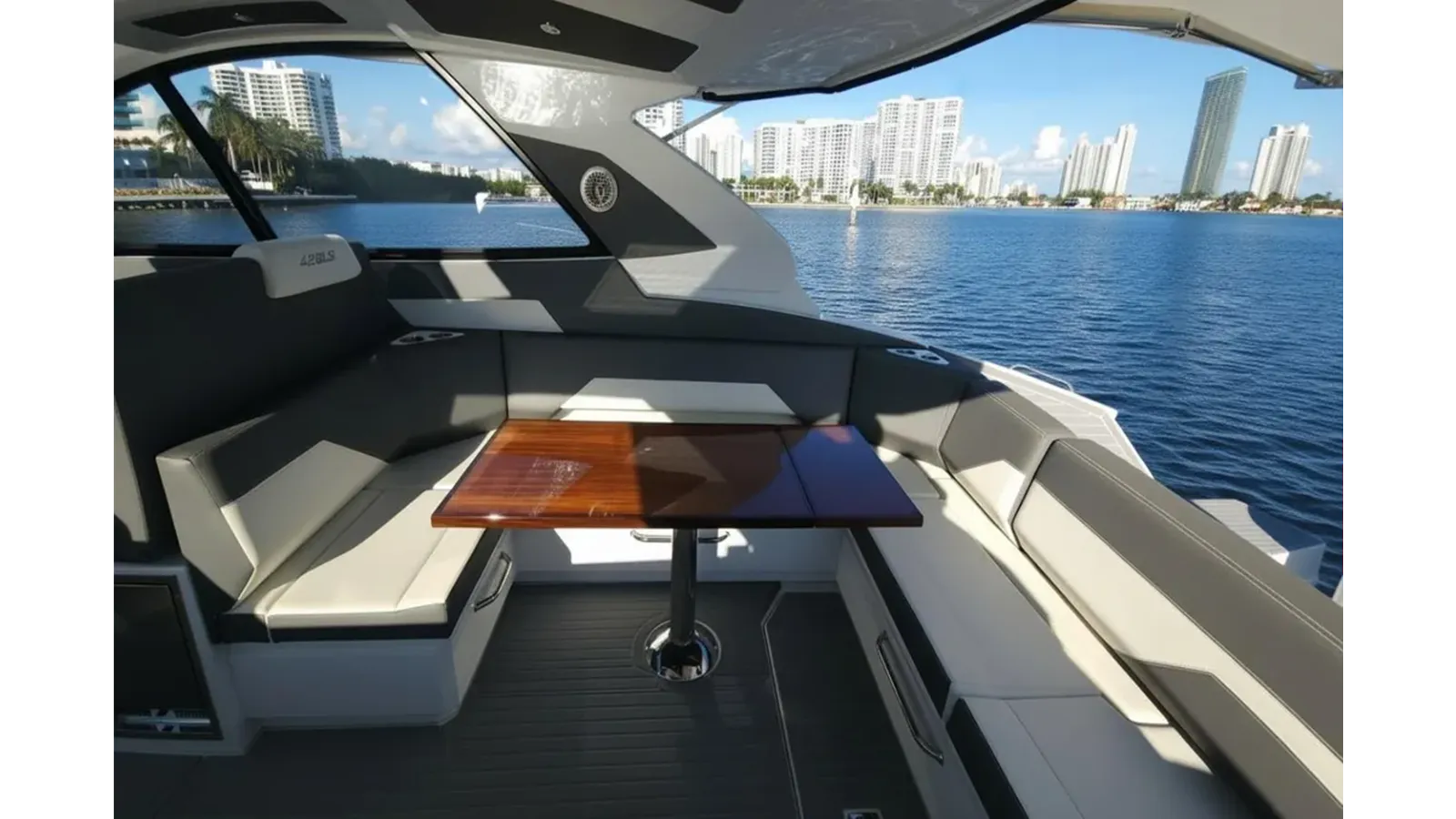 the best price on AMIRA CHIDA 42