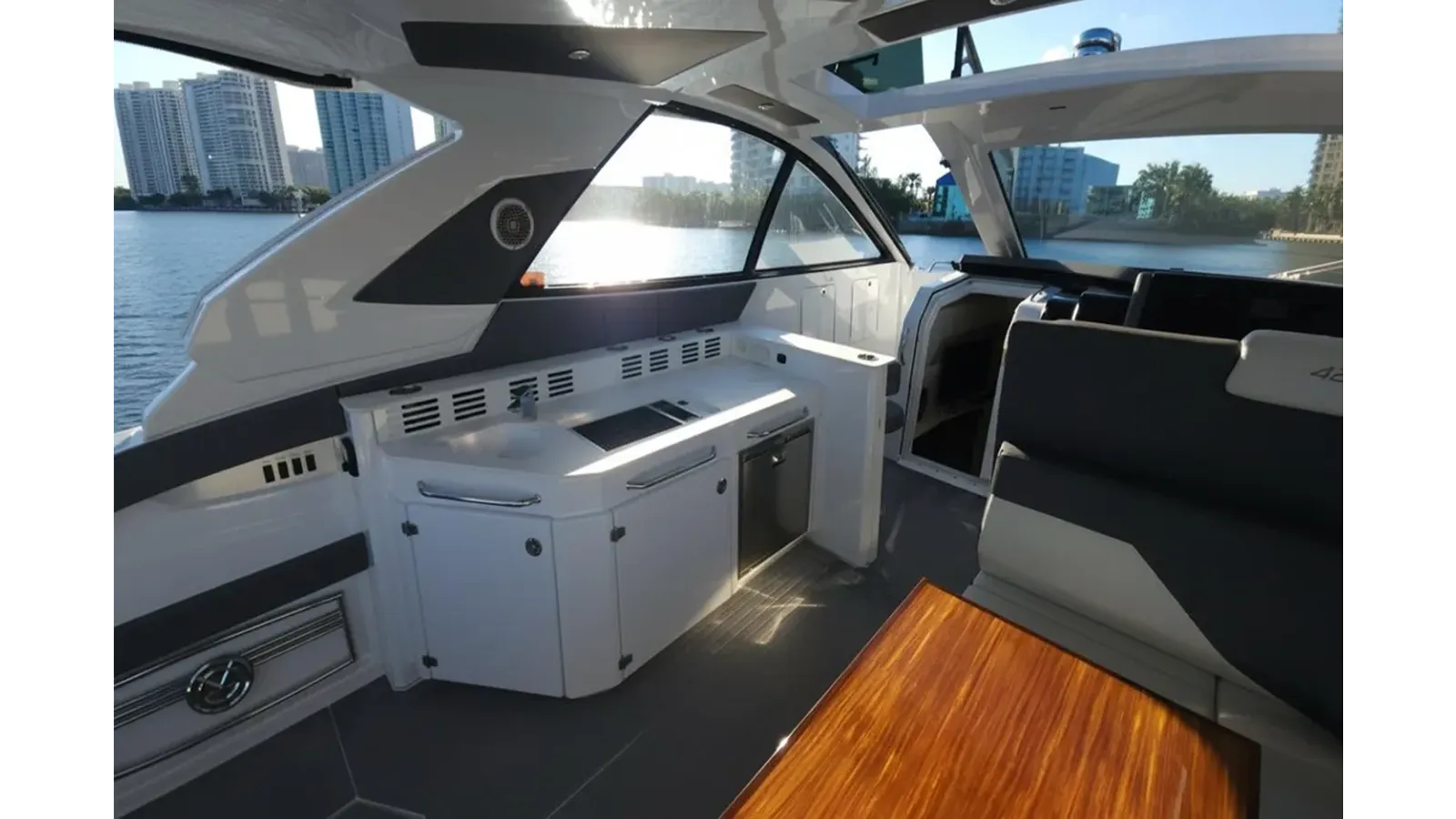 Buy a AMIRA CHIDA 42 GLS OB at Shestakov Yacht Sales