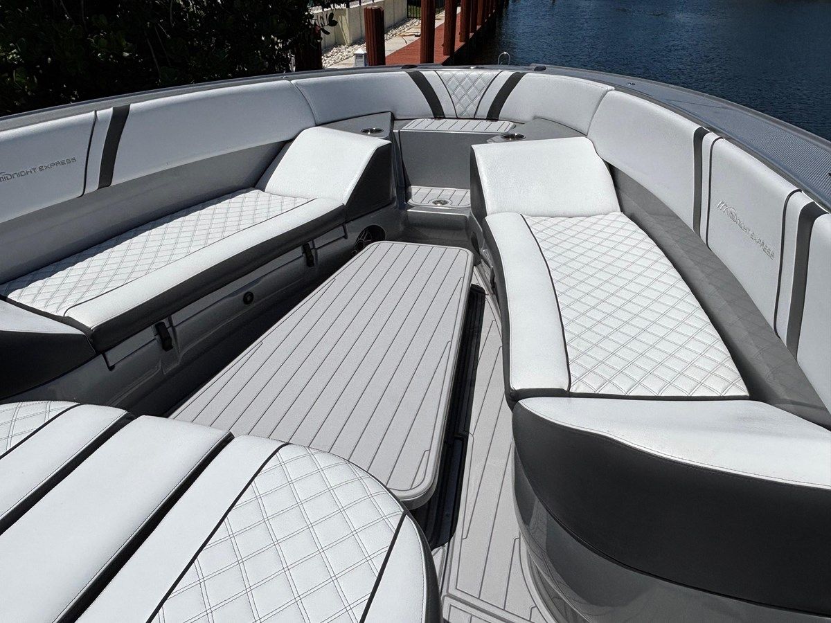 ADIOS CASH - Midnight Express Powerboats