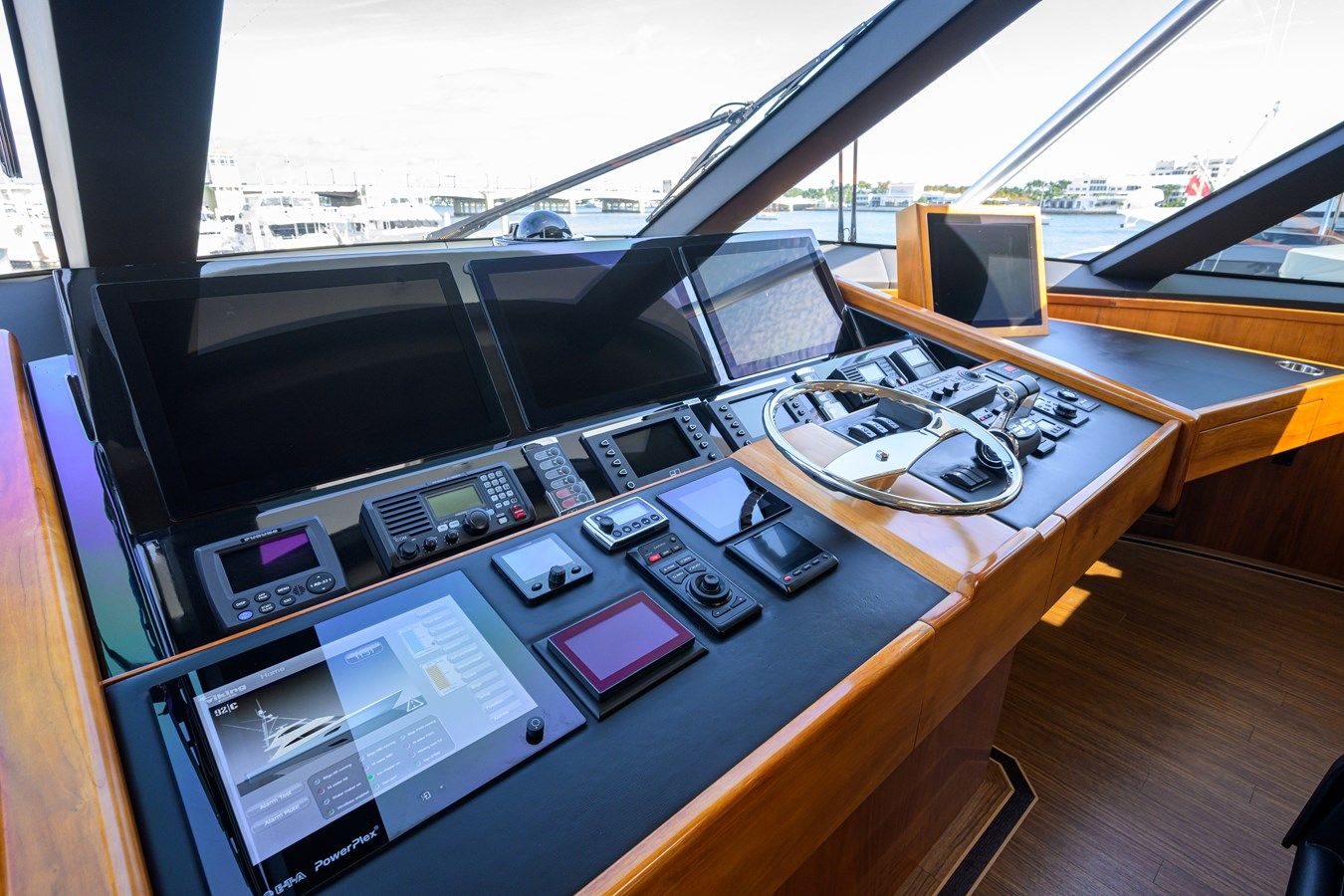 Buy a yacht SPECULATOR 92 Enclosed Flybridge