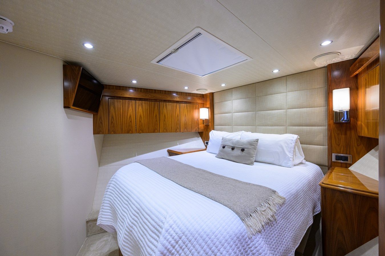 SPECULATOR 92 Enclosed Flybridge