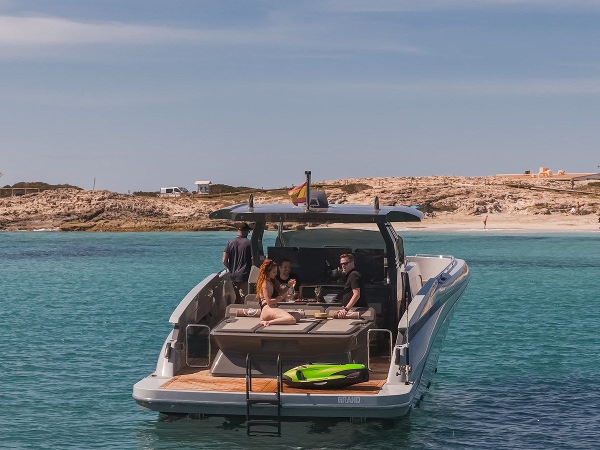 the best price on CANADOS GLADIATOR 493 GRAND 2022