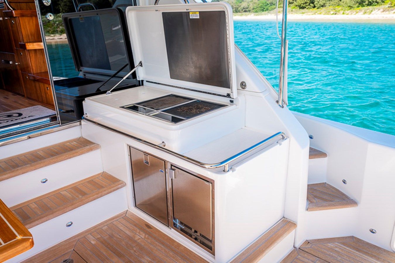 BUZZ - Riviera yacht sale