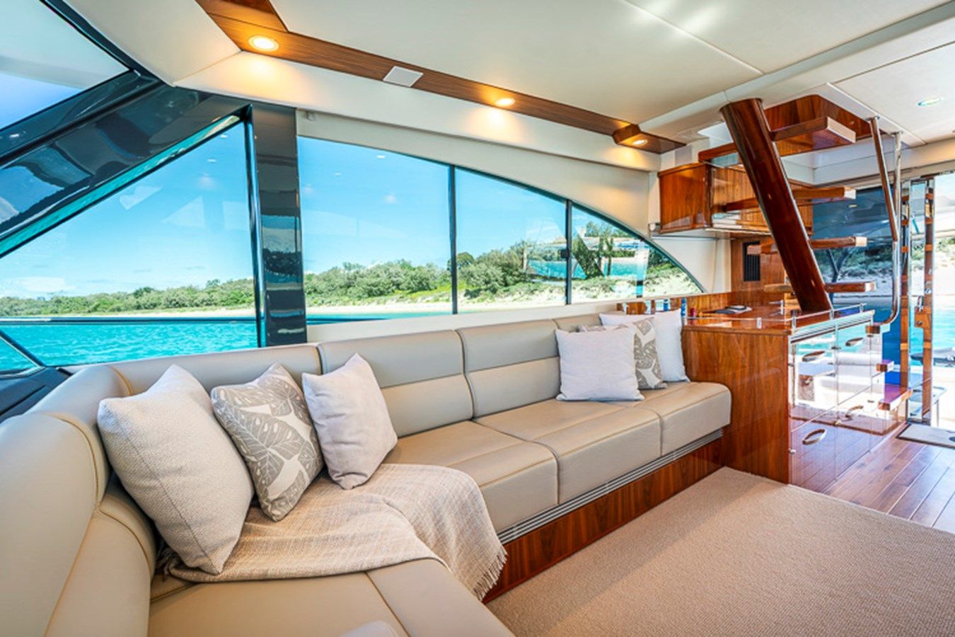 BUZZ - Riviera yacht sale