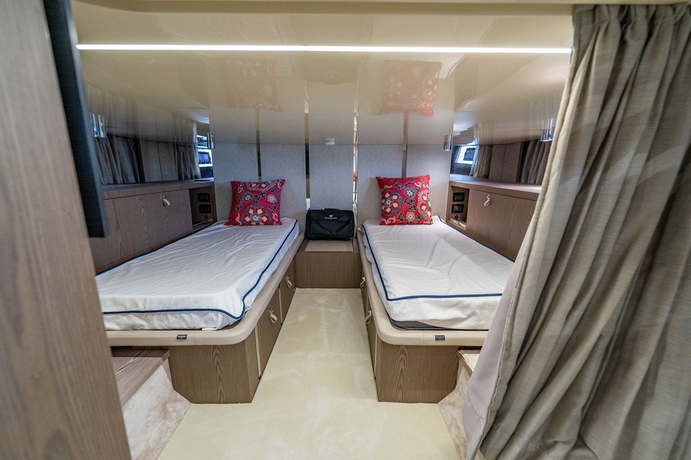 Купить яхту Invictus TT460 47 в Shestakov Yacht Sales