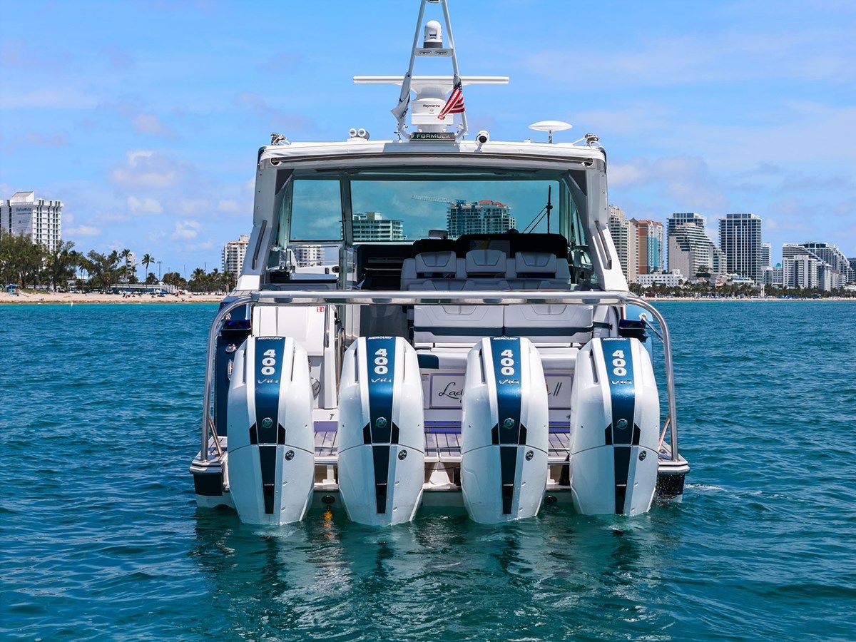 Buy a yacht Lady Champagne II 400 Super Sport Crossover