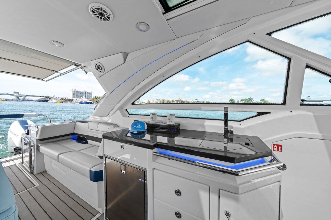 best yacht sales deals Lady Champagne II - Formula Boats