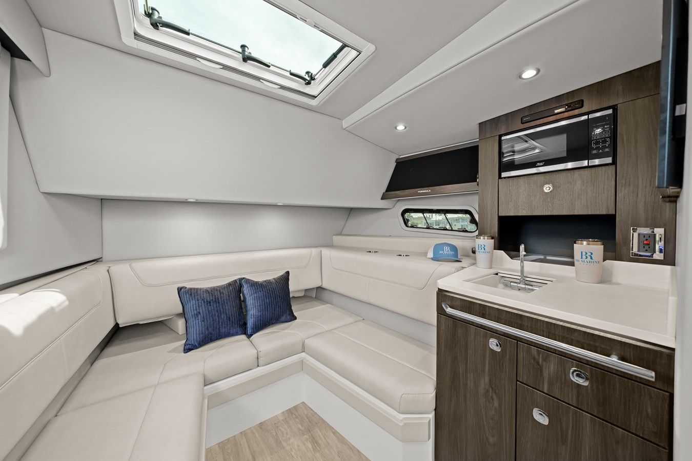 Buy a yacht Lady Champagne II 400 Super Sport Crossover