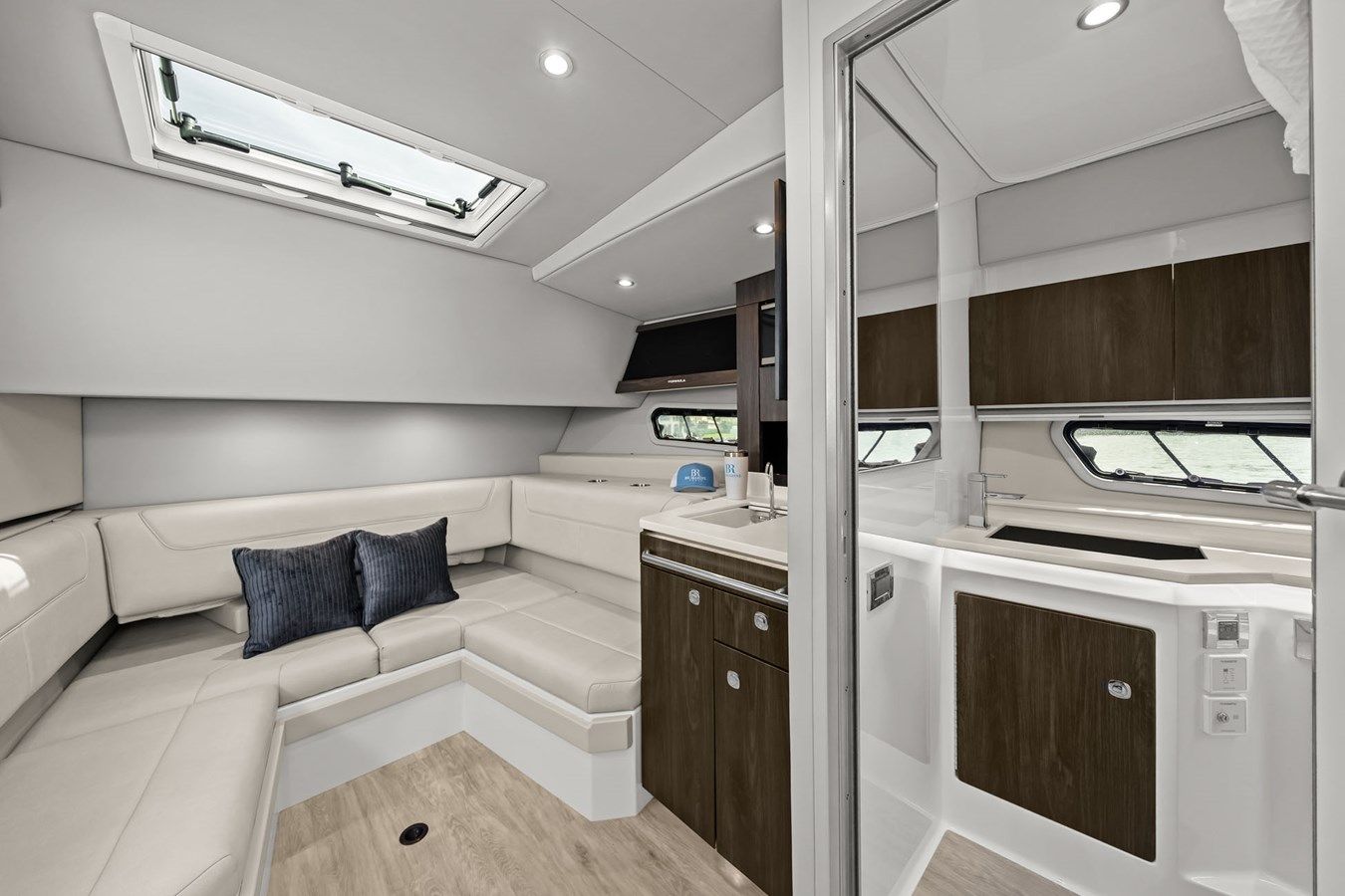 the best price on Lady Champagne II - Formula Boats