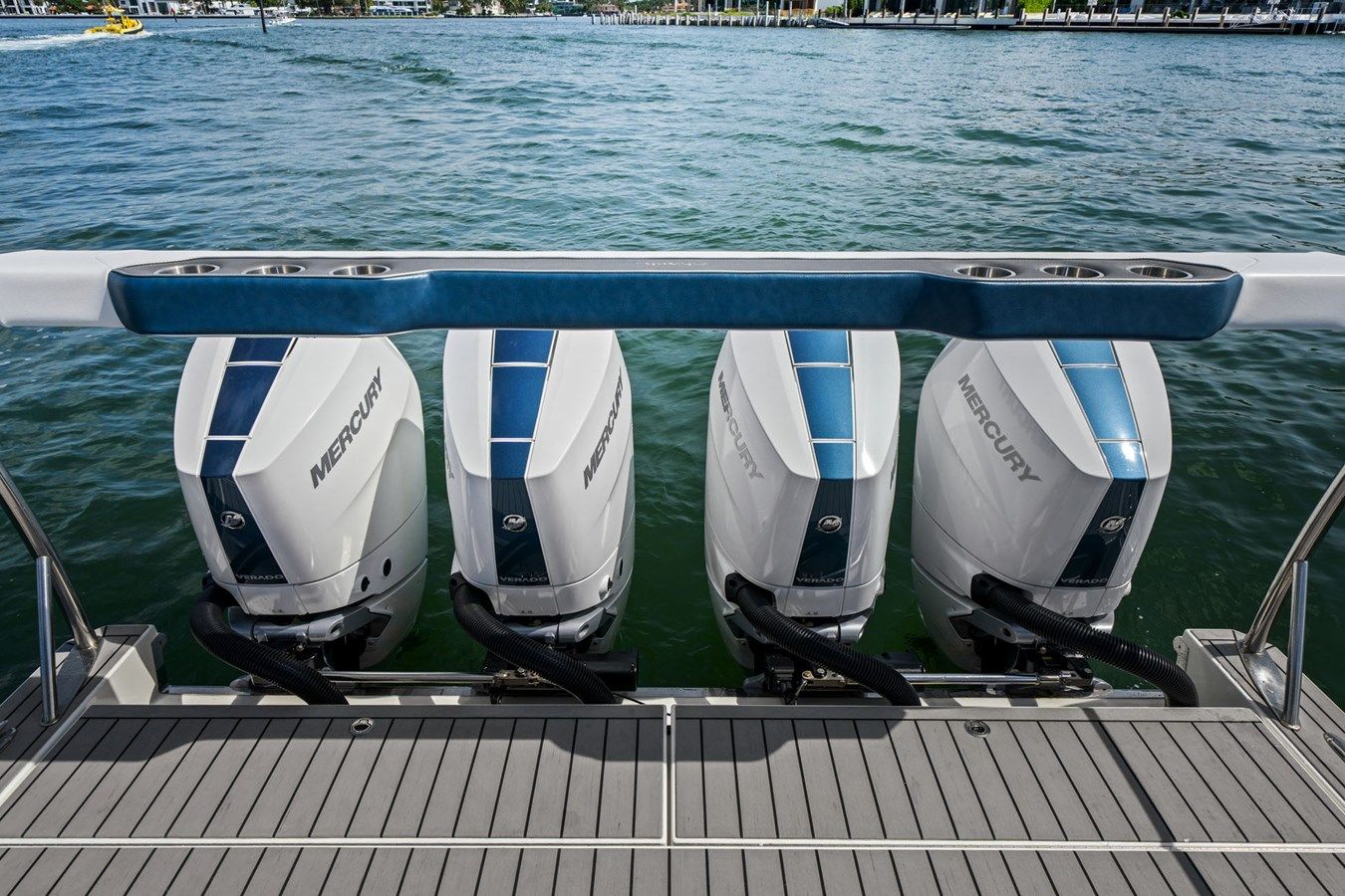 Buy a yacht Lady Champagne II - Formula Boats