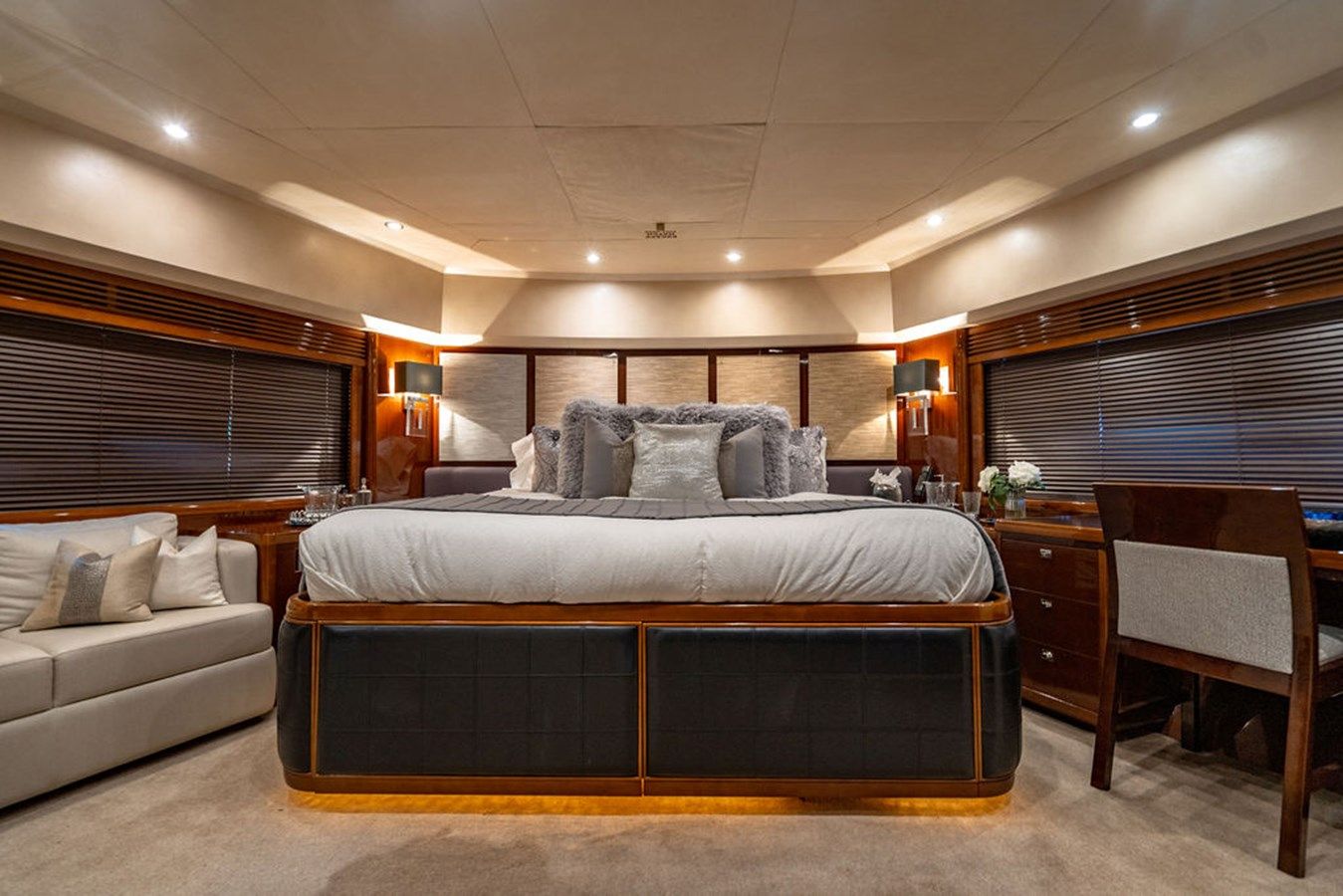 the best price on Oasis (Copy) 95 Motor Yacht