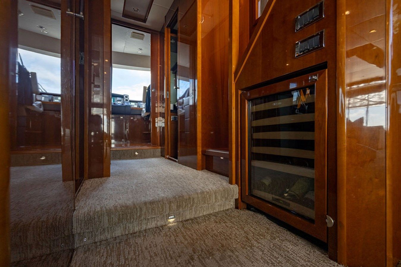 Buy a Oasis (Copy) 95 Motor Yacht at Shestakov Yacht Sales