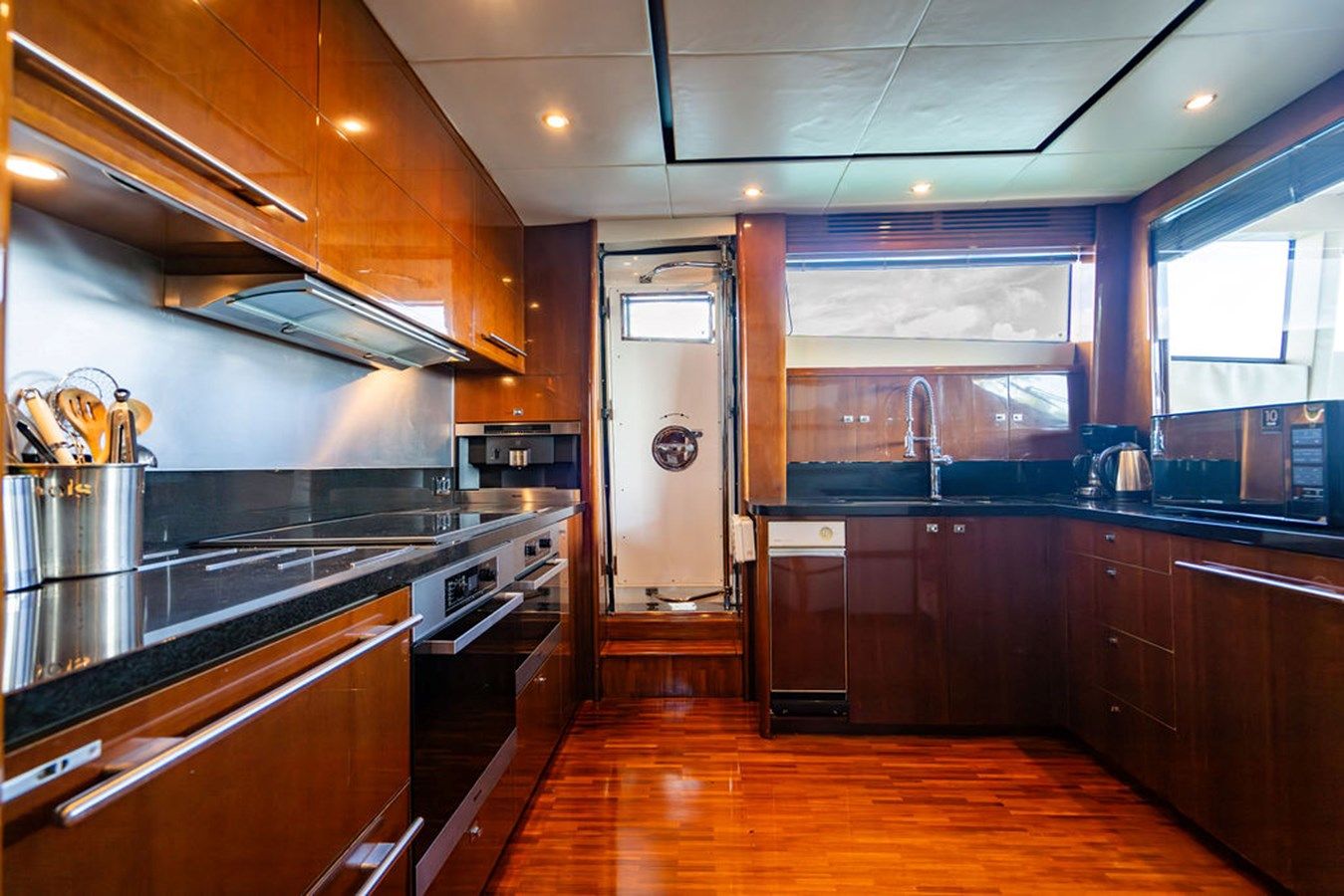 the best price on Oasis (Copy) 95 Motor Yacht