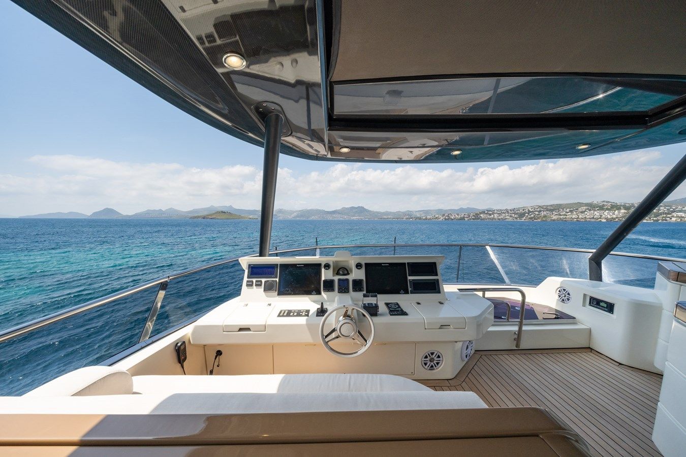 Buy a BELLA LUNA MCY 86 at Shestakov Yacht Sales