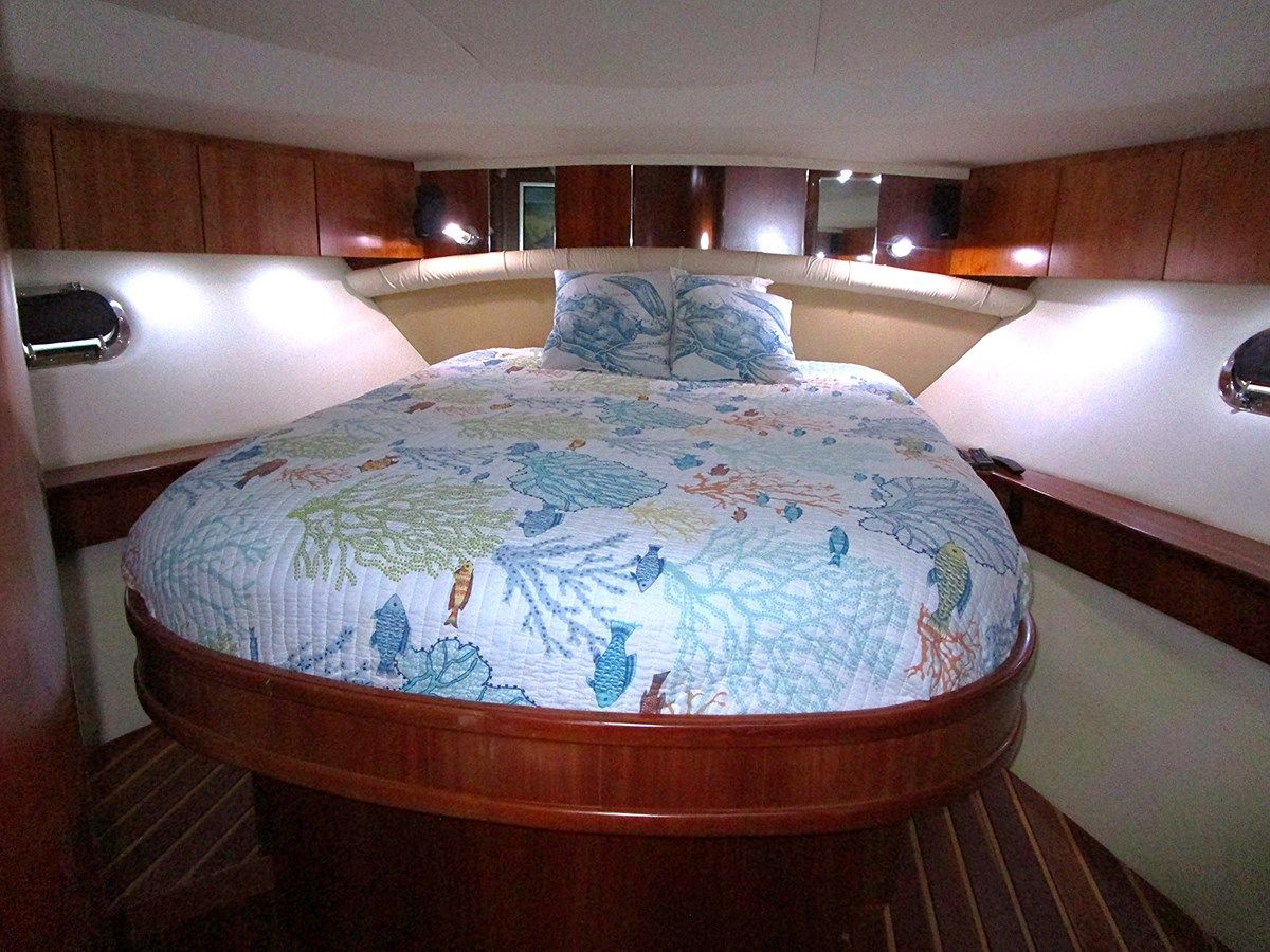 Buy a ENDLESS SUMMER 5200 Expresss at Shestakov Yacht Sales