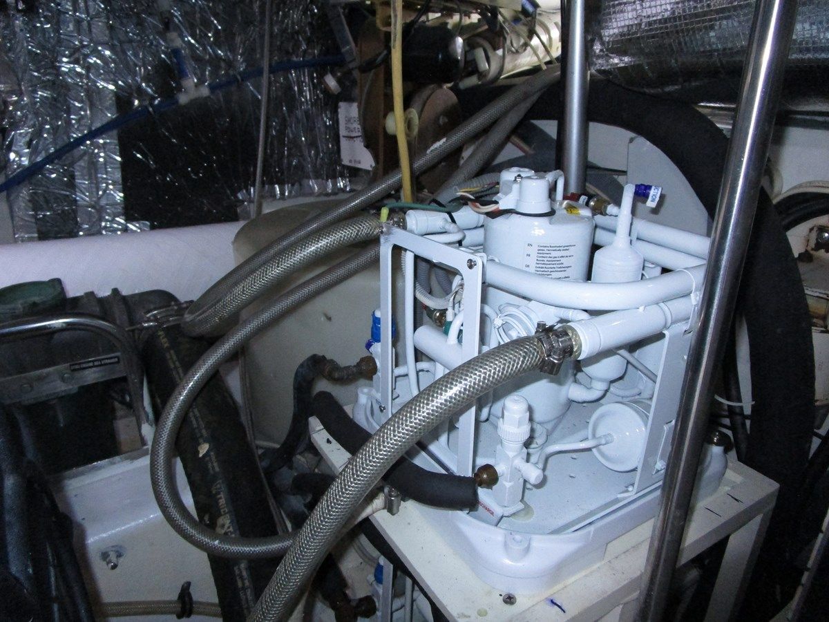 Buy a ENDLESS SUMMER 5200 Expresss at Shestakov Yacht Sales