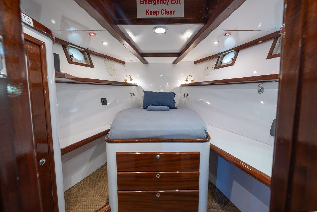 the best price on INNISFAIL Trumpy Fantail Houseboat