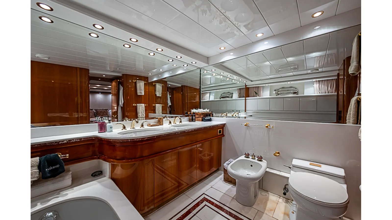 the best price on SHALIMAR 118