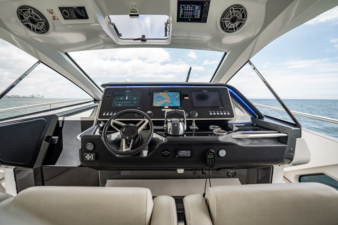 Купить яхту QUATTRO CAVALLI - Azimut Yachts в Shestakov Yacht Sales