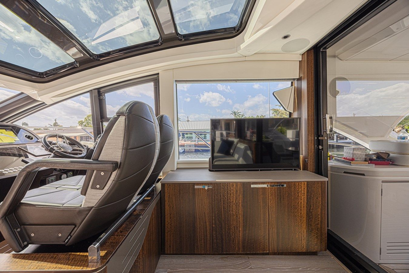 Buy a yacht The Edge IV - Sunseeker