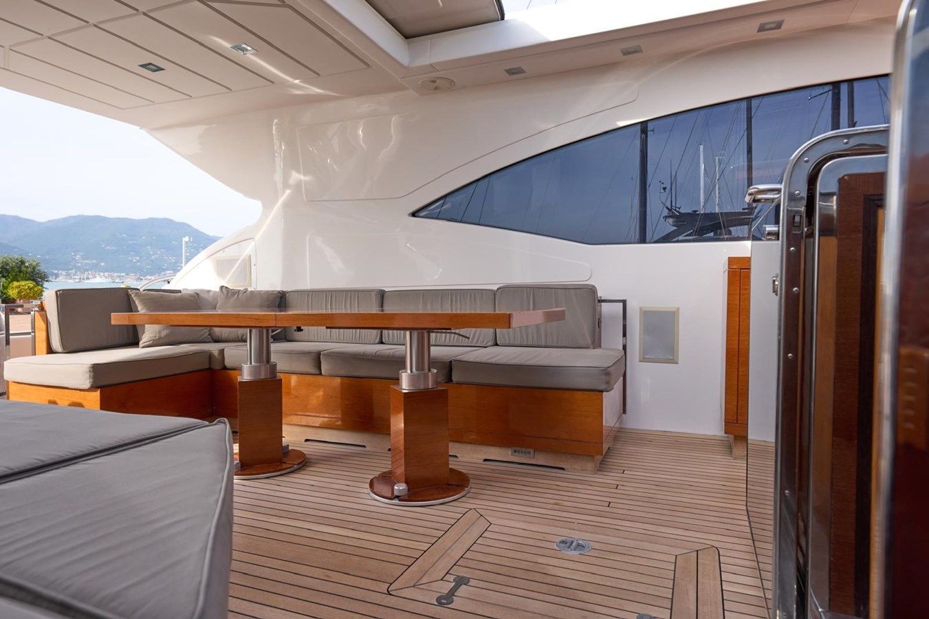 the best price on LE.ONE Mangusta 72