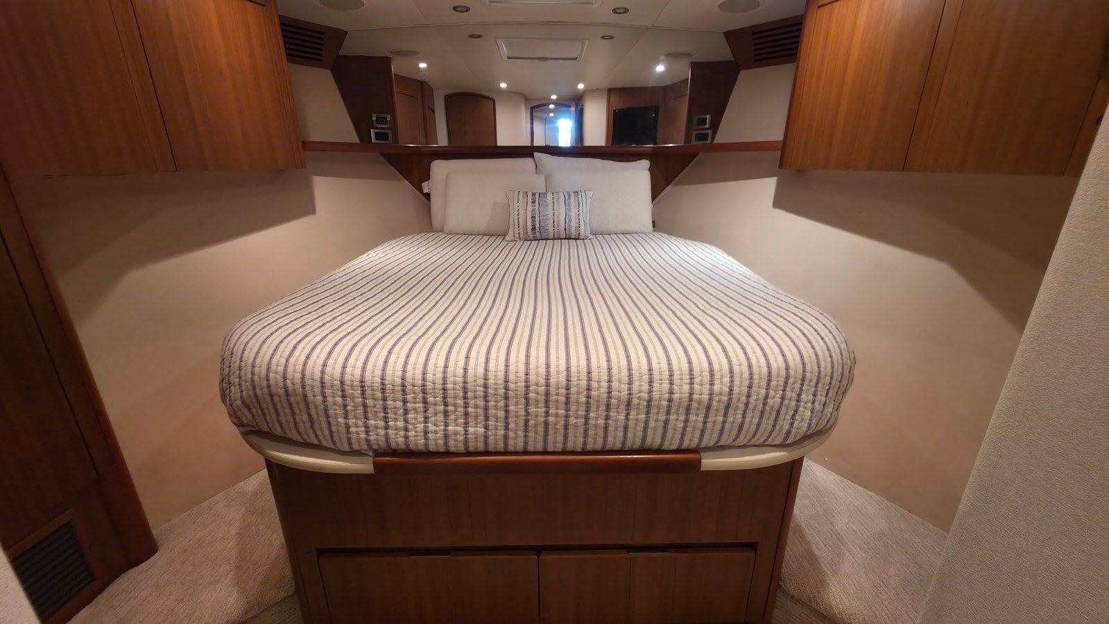 the best price on Safari 64' Sportfish Convertible