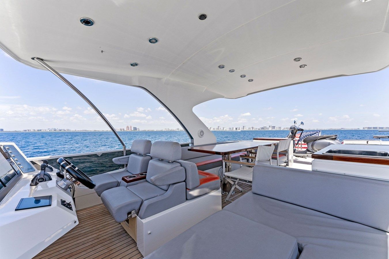 Купить яхту Lazzara 2014 в Shestakov Yacht Sales